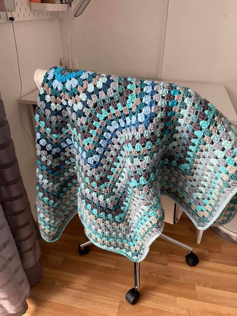 Gehäkelte Stern-Decke – 8 Zacken in Blau/Grau/Türkis | Granny-Stitch