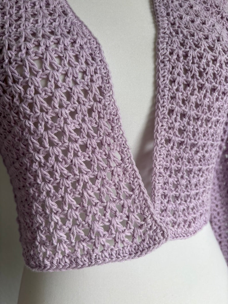kurzer Cardigan gehäkelt // handgemachte Jackse Flieder