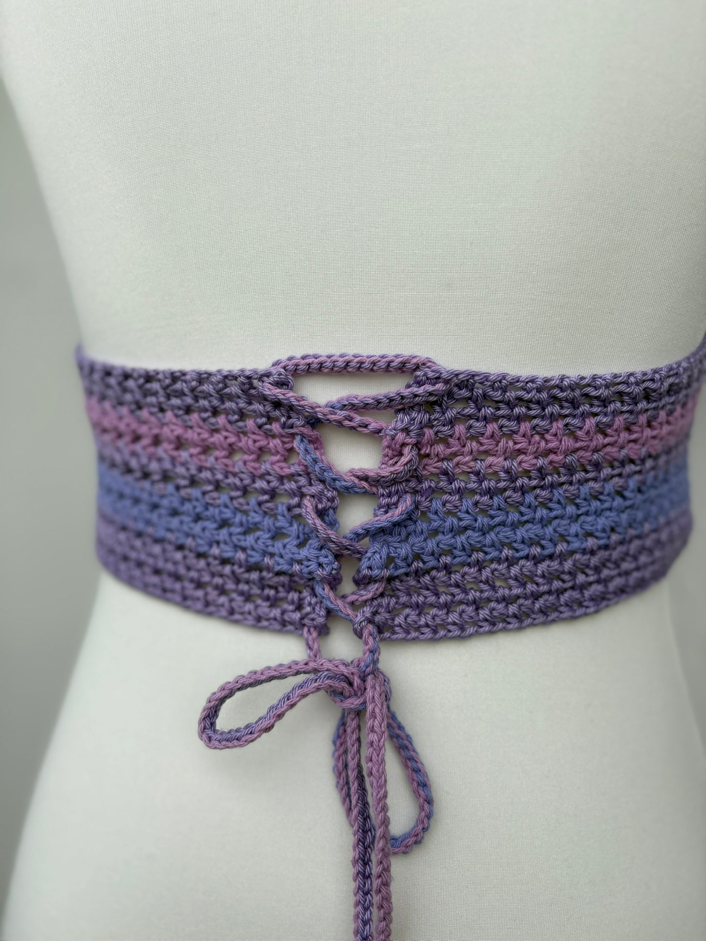Häkel-Bralette Lila/Flieder – Feste Cups & Luftiger Netz-Body | Größe M