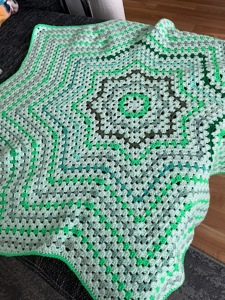 Gehäkelte Stern-Decke – 8 Zacken in Hellgrün | Granny-Stitch