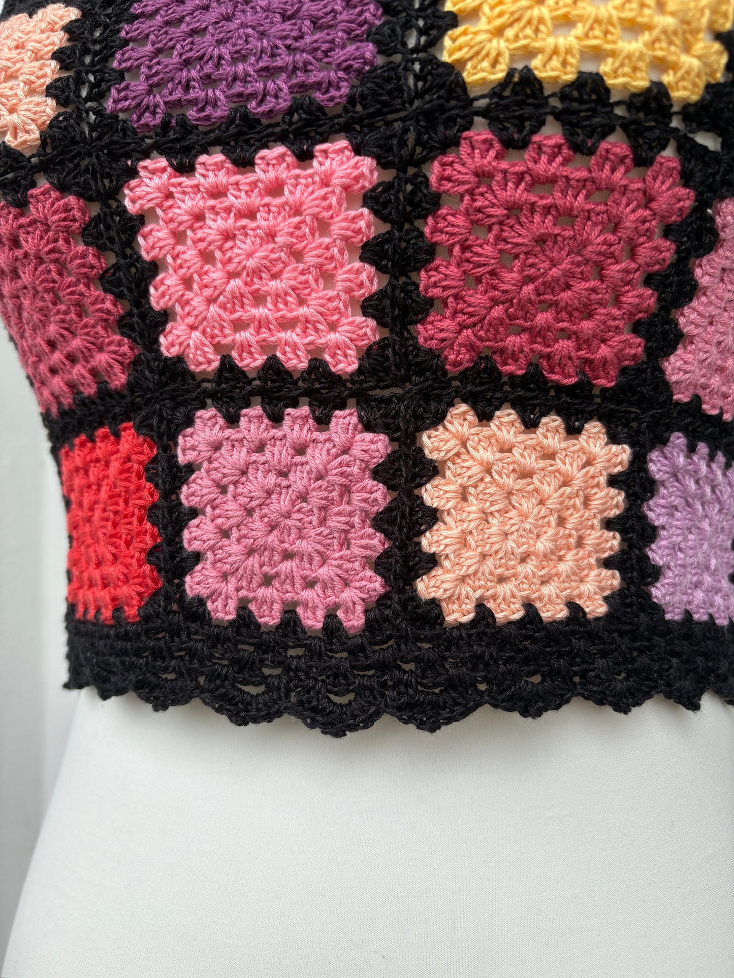 Gehäkeltes Granny-Square Top – Bunt & Handgemacht | Größe S/M