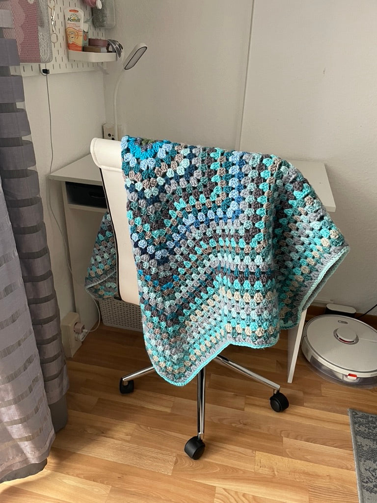 Gehäkelte Stern-Decke – 8 Zacken in Blau/Grau/Türkis | Granny-Stitch