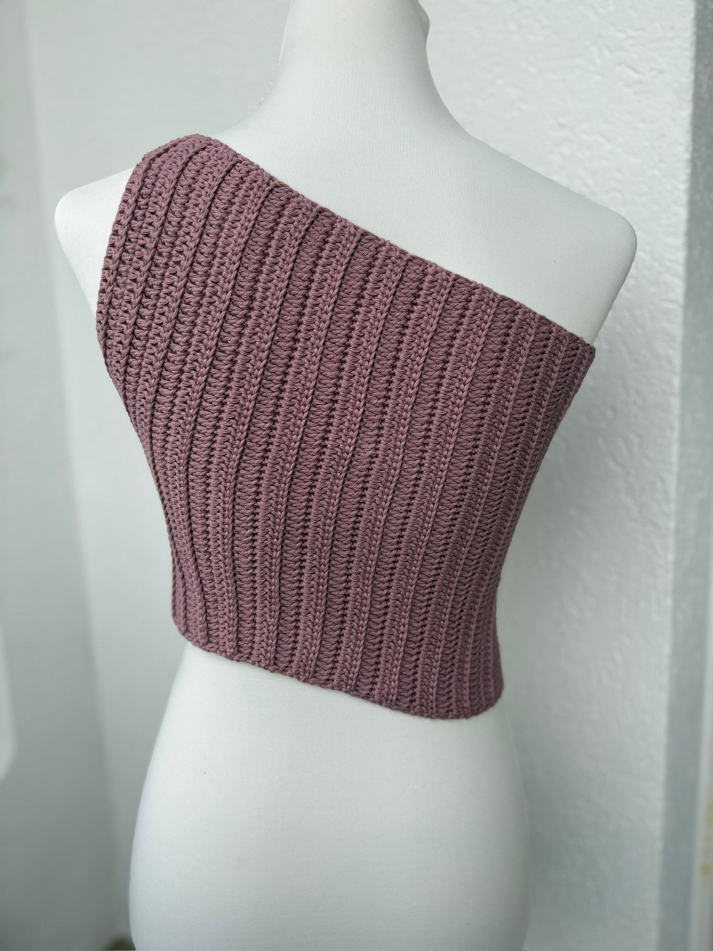 Asymmetrisches Häkel-Oberteil – Schulterfrei in Mauve | Größe S