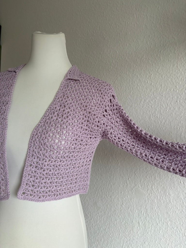 kurzer Cardigan gehäkelt // handgemachte Jackse Flieder