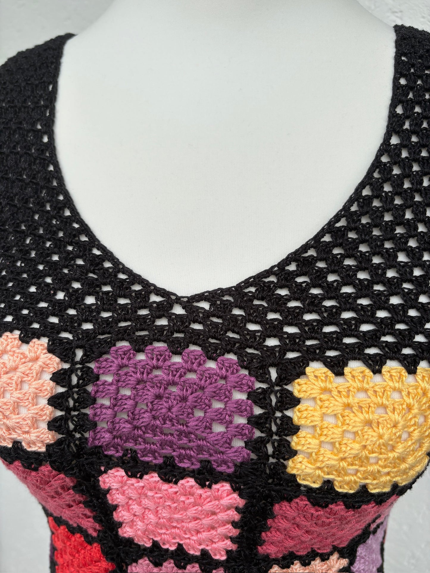 Gehäkeltes Granny-Square Top – Bunt & Handgemacht | Größe S/M