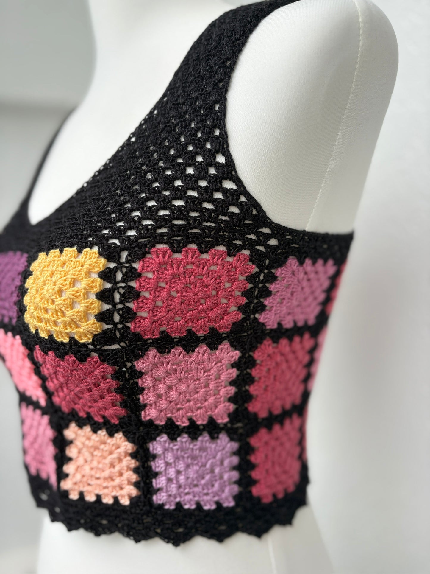 Gehäkeltes Granny-Square Top – Bunt & Handgemacht | Größe S/M