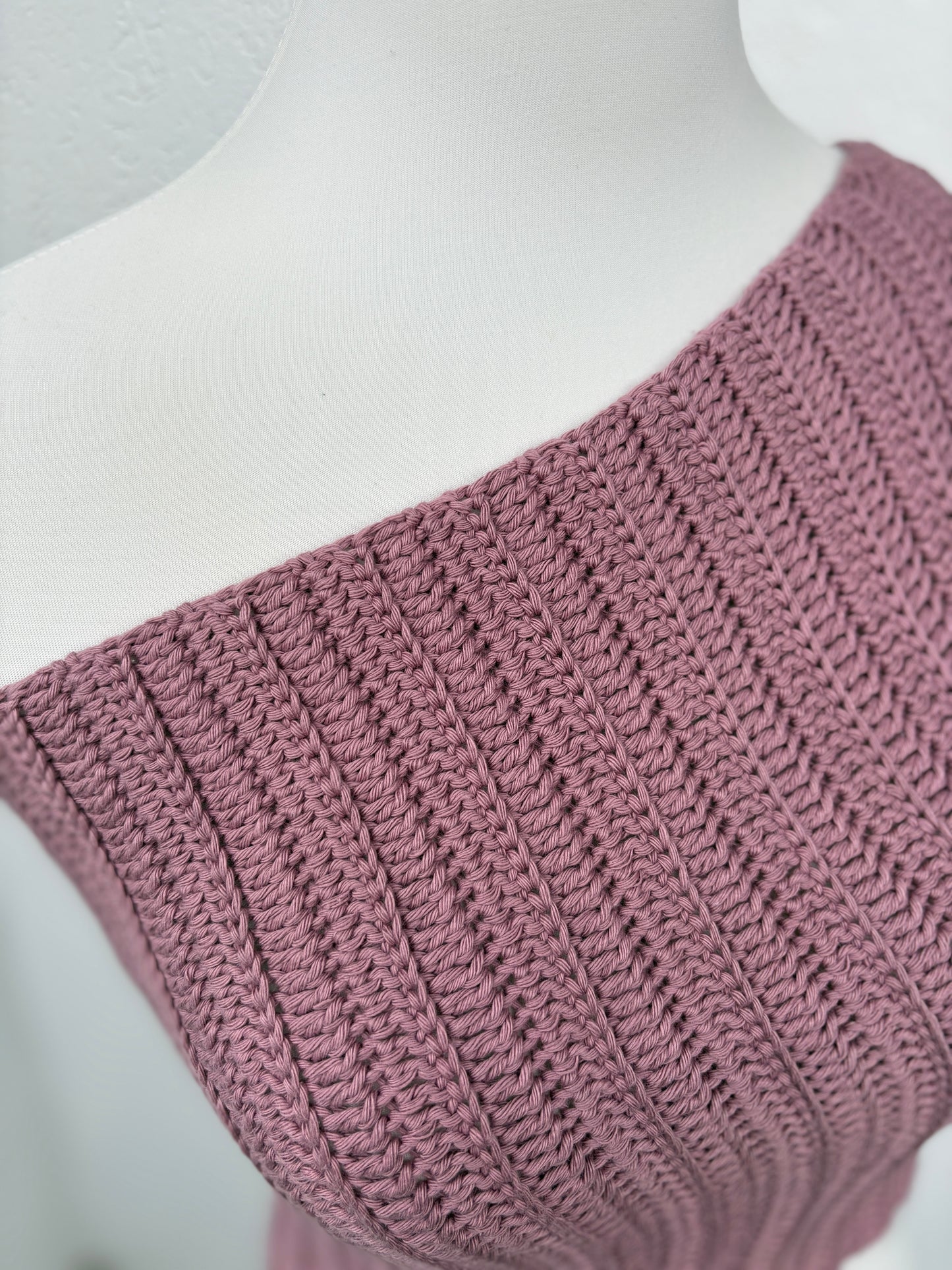 Asymmetrisches Häkel-Oberteil – Schulterfrei in Mauve | Größe S