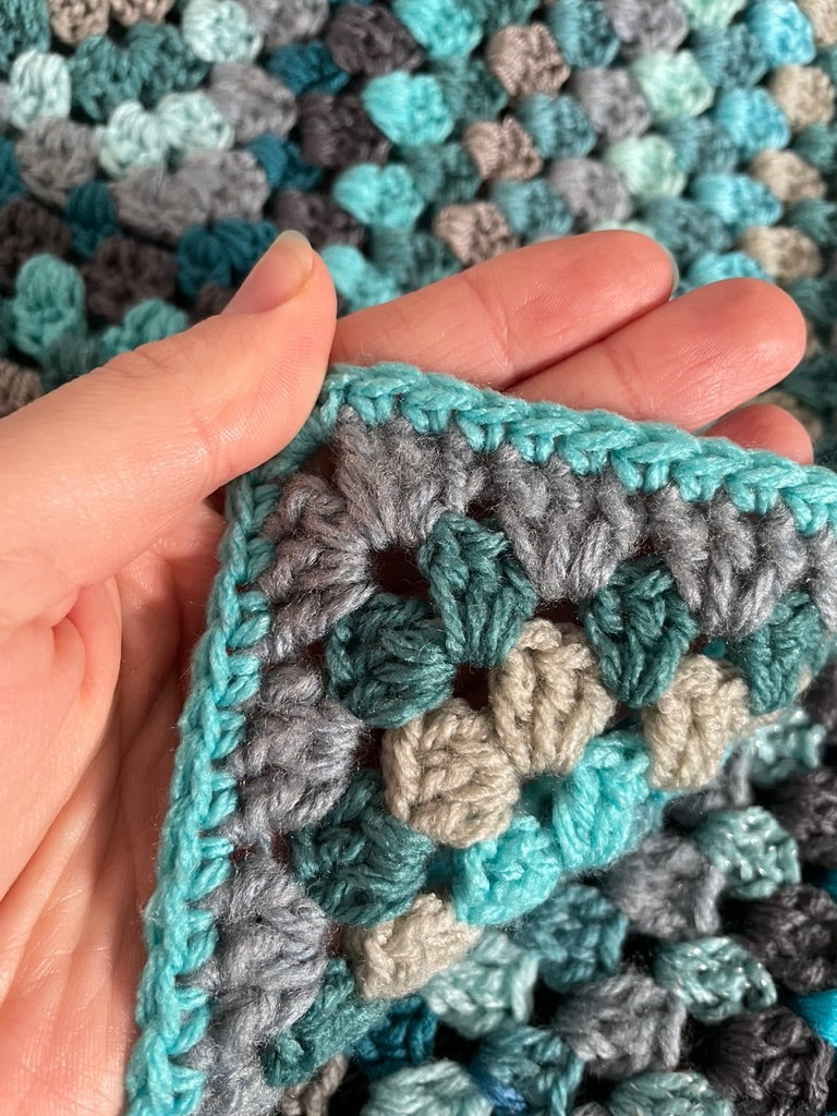 Gehäkelte Stern-Decke – 8 Zacken in Blau/Grau/Türkis | Granny-Stitch