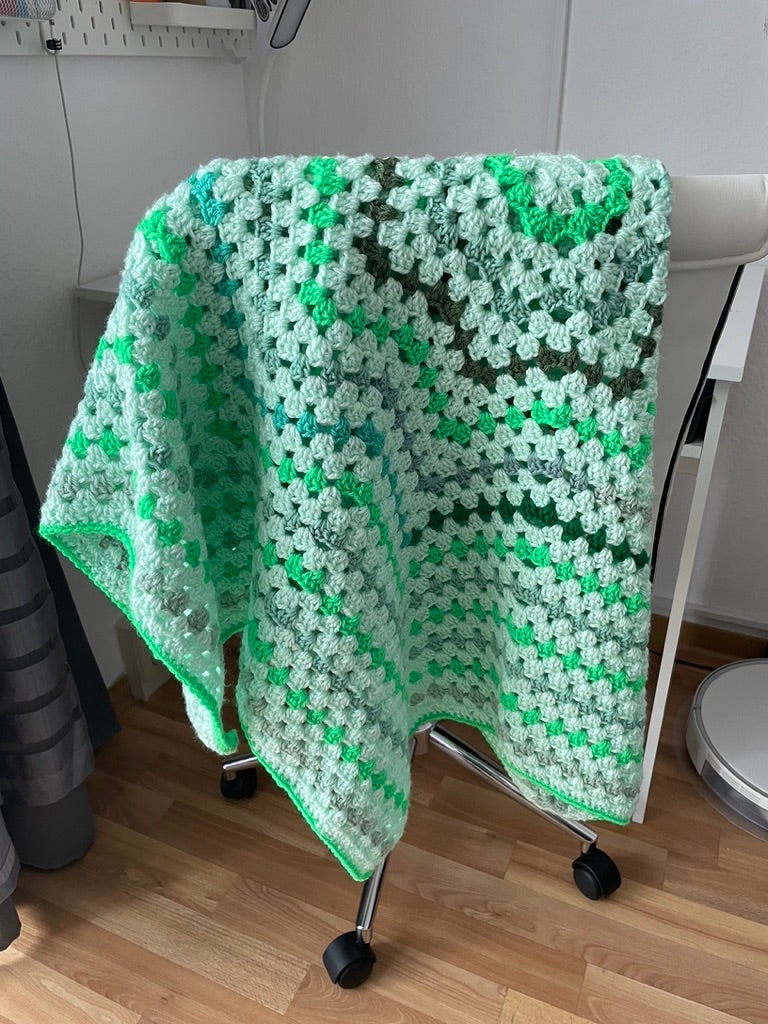 Gehäkelte Stern-Decke – 8 Zacken in Hellgrün | Granny-Stitch