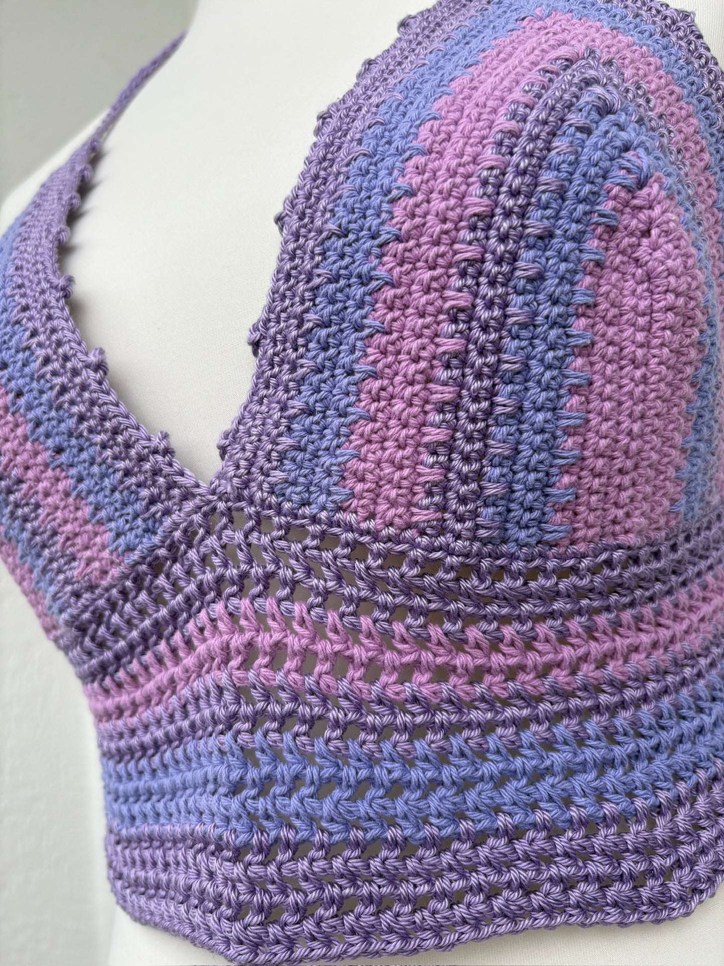 Häkel-Bralette Lila/Flieder – Feste Cups & Luftiger Netz-Body | Größe M