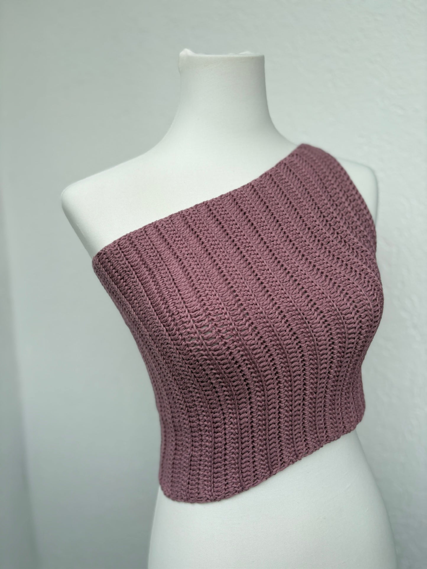 Asymmetrisches Häkel-Oberteil – Schulterfrei in Mauve | Größe S