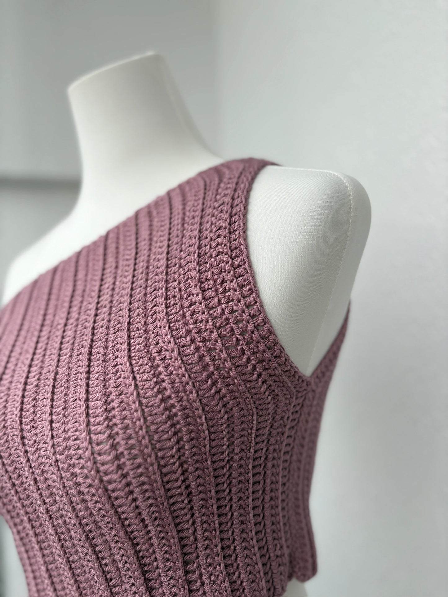 Asymmetrisches Häkel-Oberteil – Schulterfrei in Mauve | Größe S