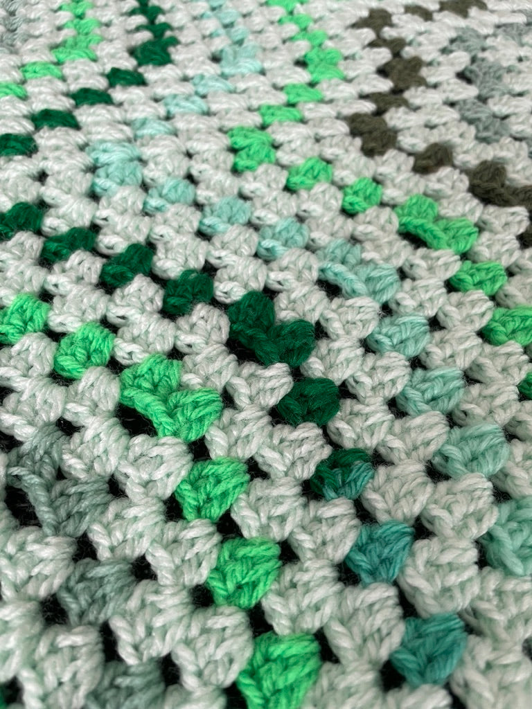 Gehäkelte Stern-Decke – 8 Zacken in Hellgrün | Granny-Stitch