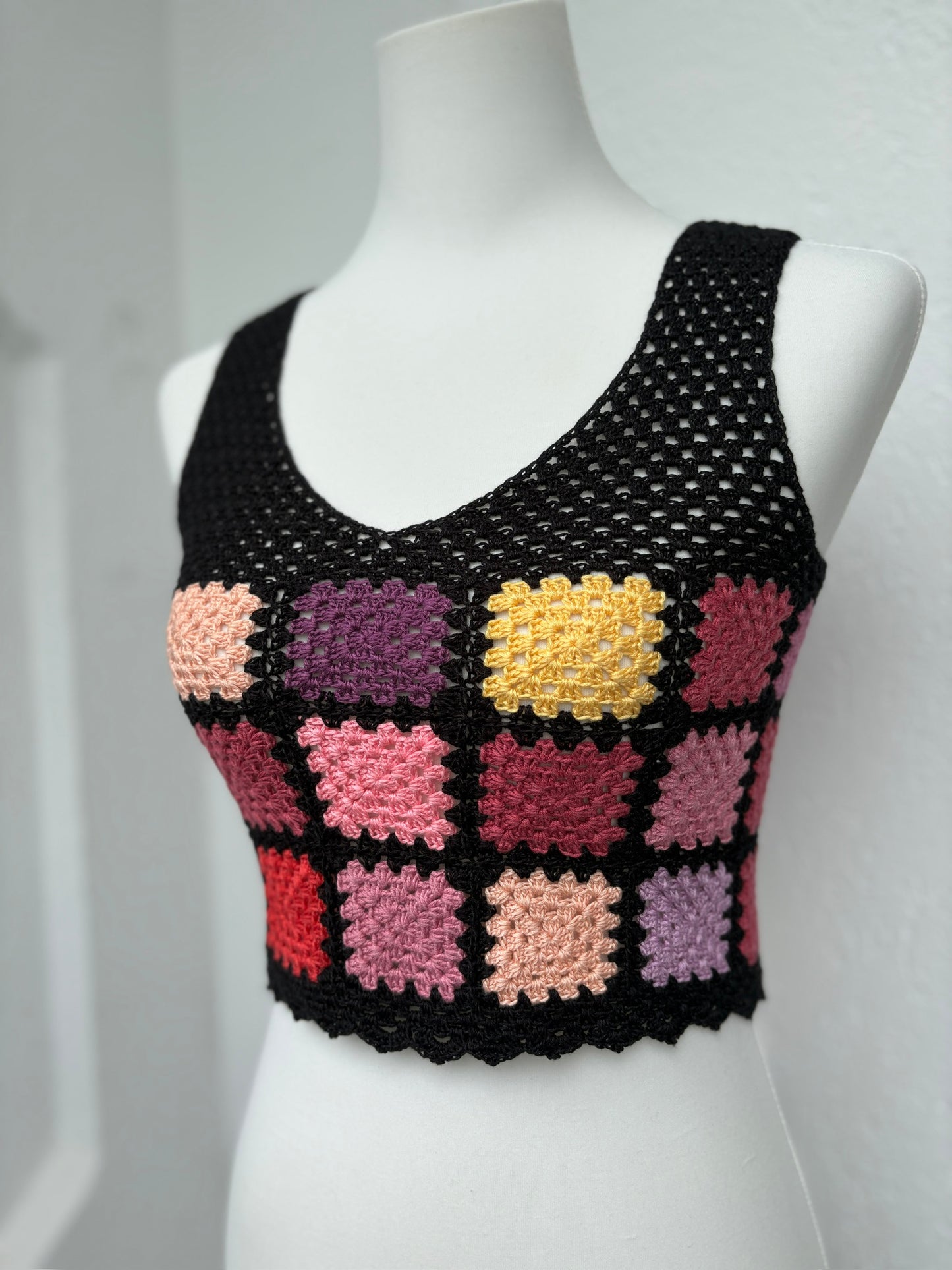Gehäkeltes Granny-Square Top – Bunt & Handgemacht | Größe S/M