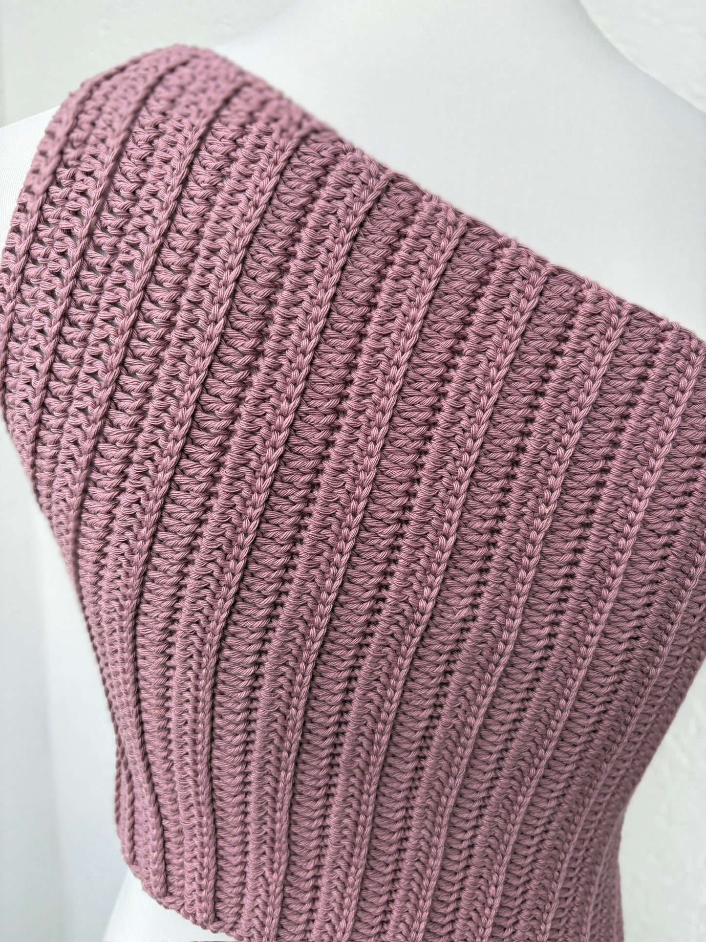 Asymmetrisches Häkel-Oberteil – Schulterfrei in Mauve | Größe S