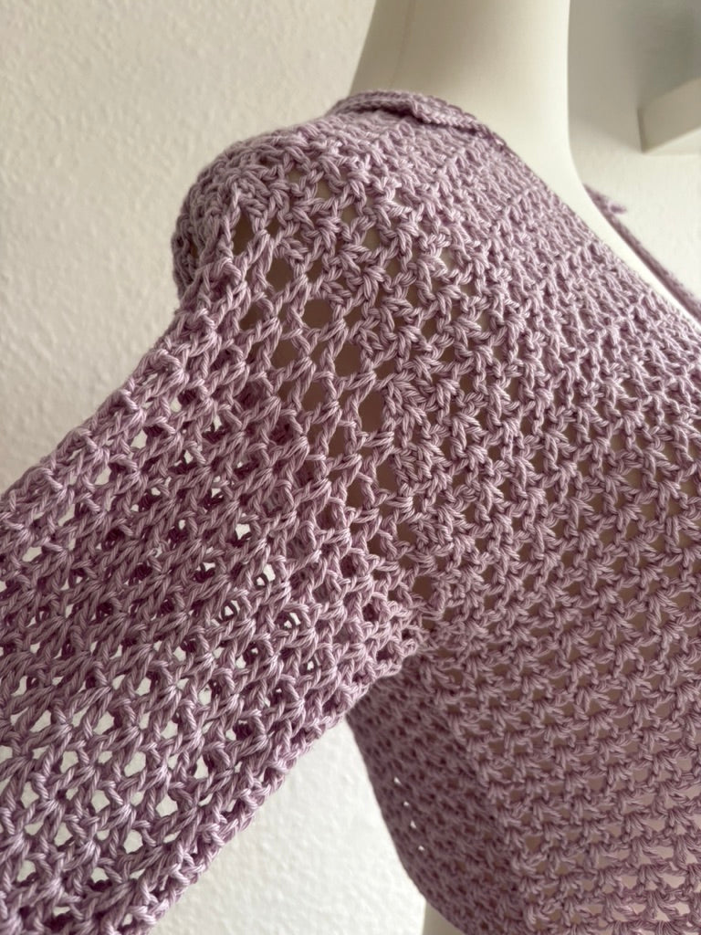 kurzer Cardigan gehäkelt // handgemachte Jackse Flieder