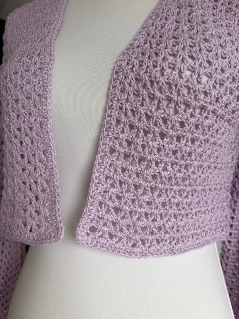 kurzer Cardigan gehäkelt // handgemachte Jackse Flieder