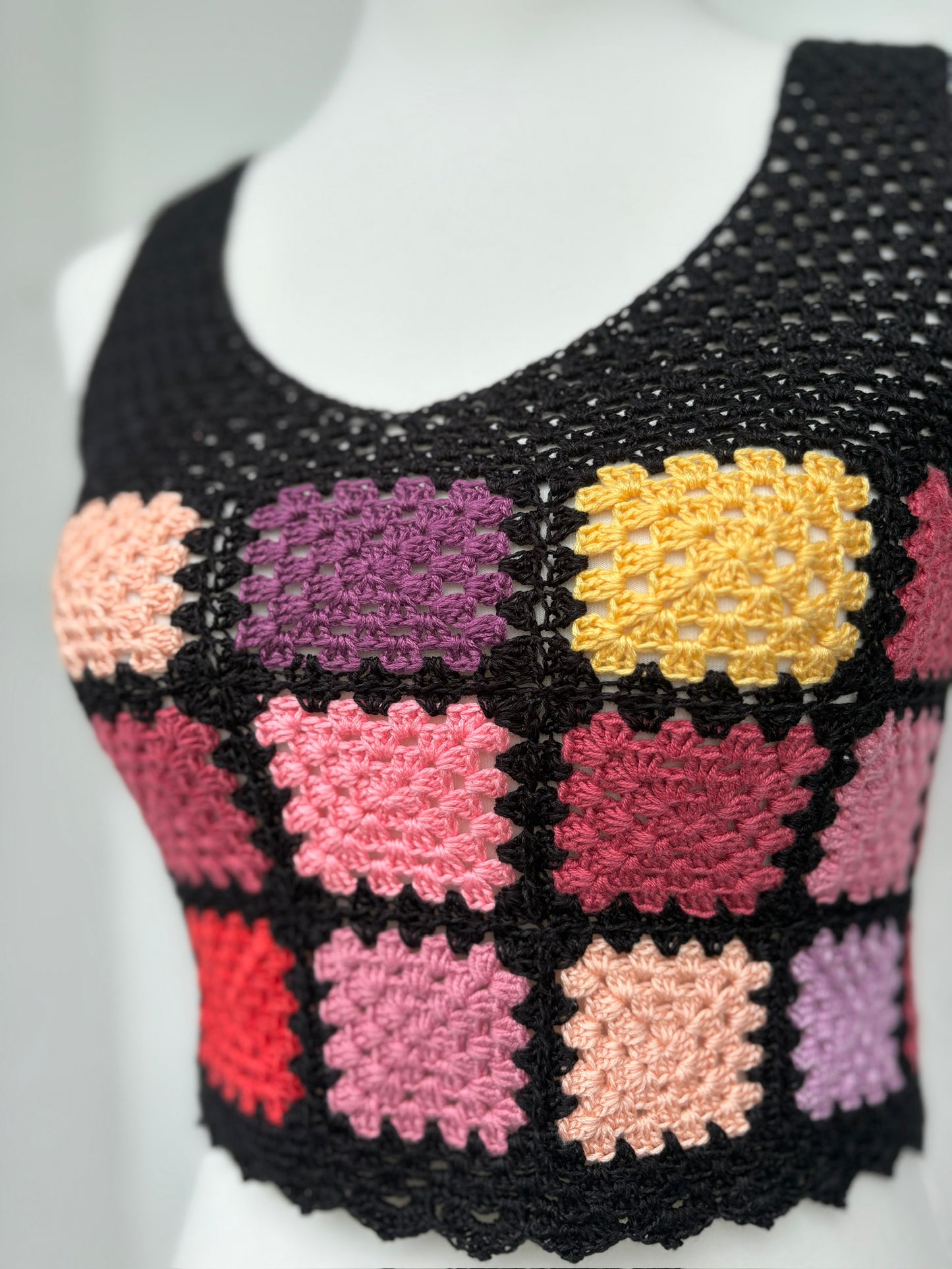 Gehäkeltes Granny-Square Top – Bunt & Handgemacht | Größe S/M