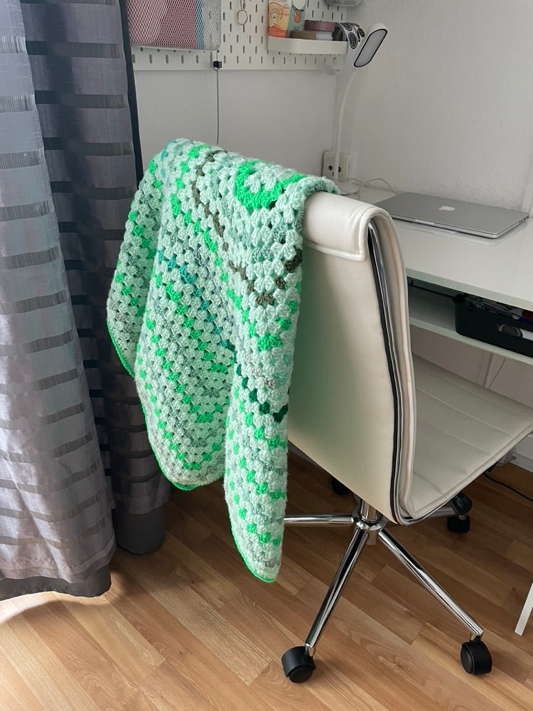 Gehäkelte Stern-Decke – 8 Zacken in Hellgrün | Granny-Stitch