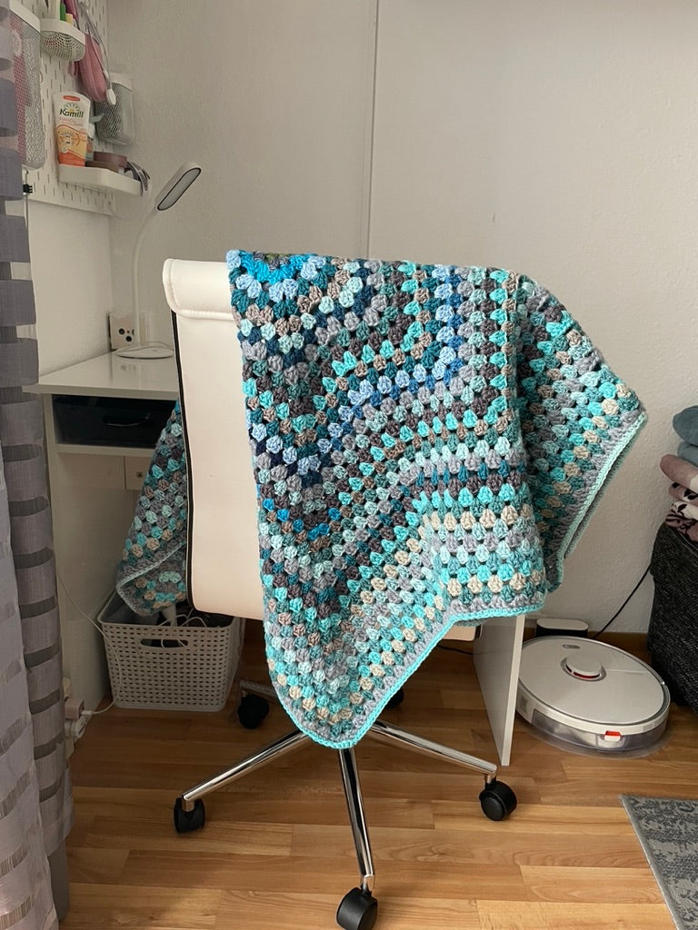 Gehäkelte Stern-Decke – 8 Zacken in Blau/Grau/Türkis | Granny-Stitch