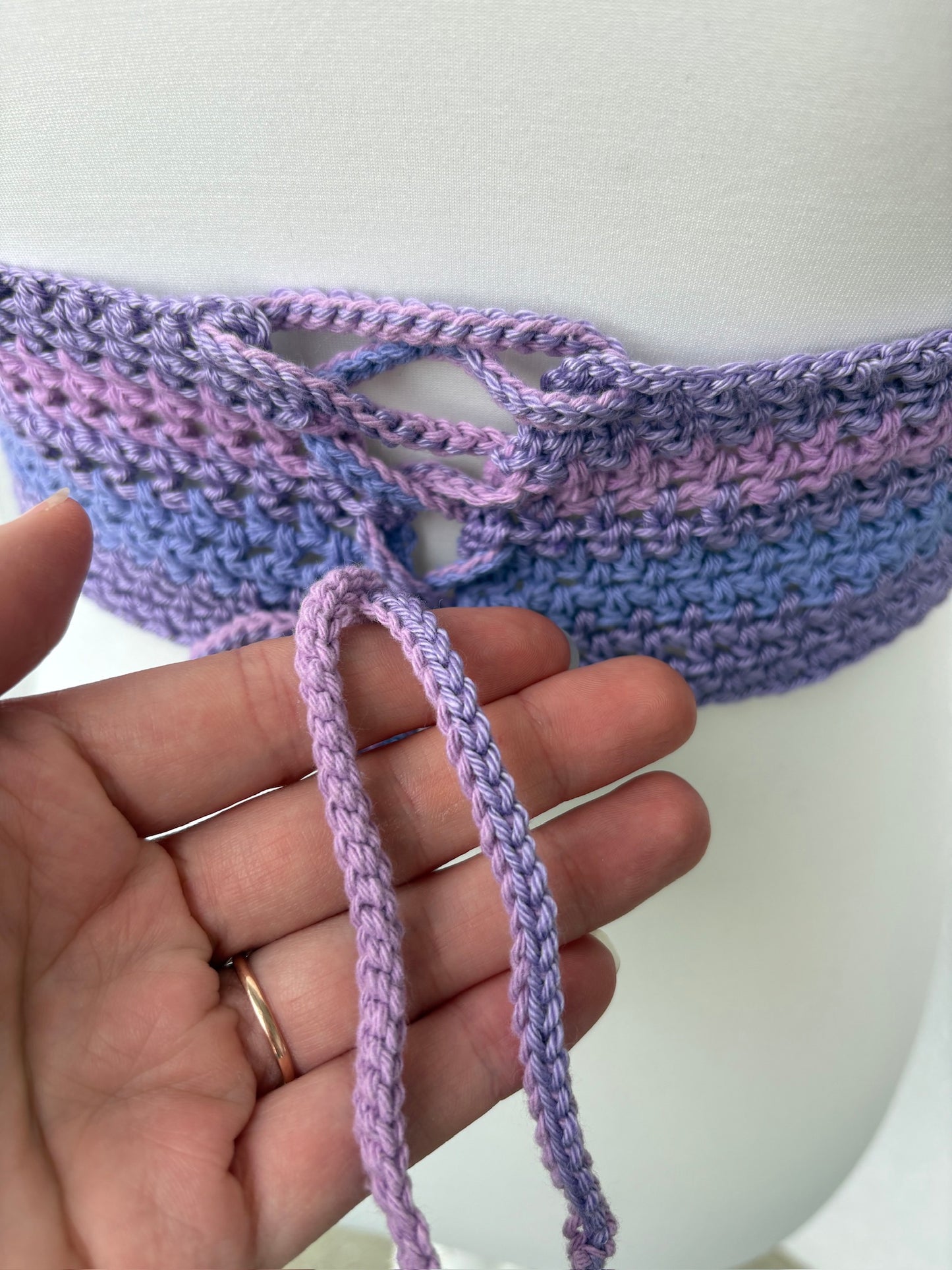 Häkel-Bralette Lila/Flieder – Feste Cups & Luftiger Netz-Body | Größe M