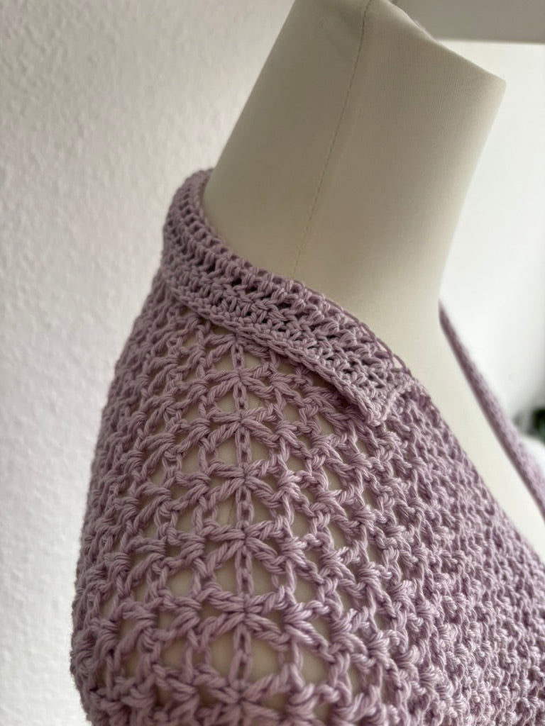 kurzer Cardigan gehäkelt // handgemachte Jackse Flieder