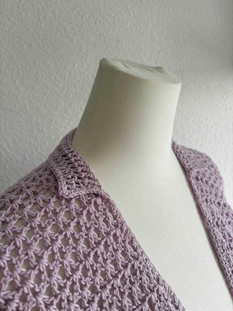 kurzer Cardigan gehäkelt // handgemachte Jackse Flieder