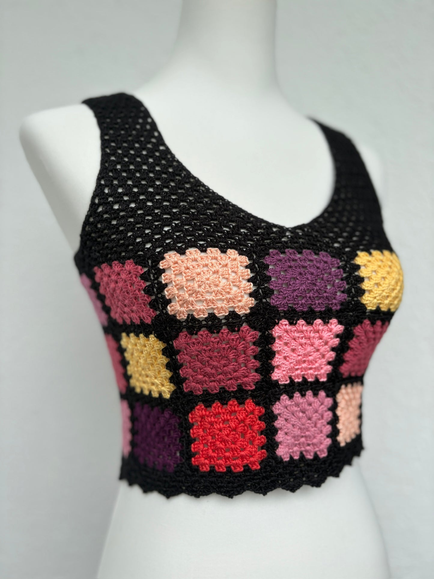 Gehäkeltes Granny-Square Top – Bunt & Handgemacht | Größe S/M