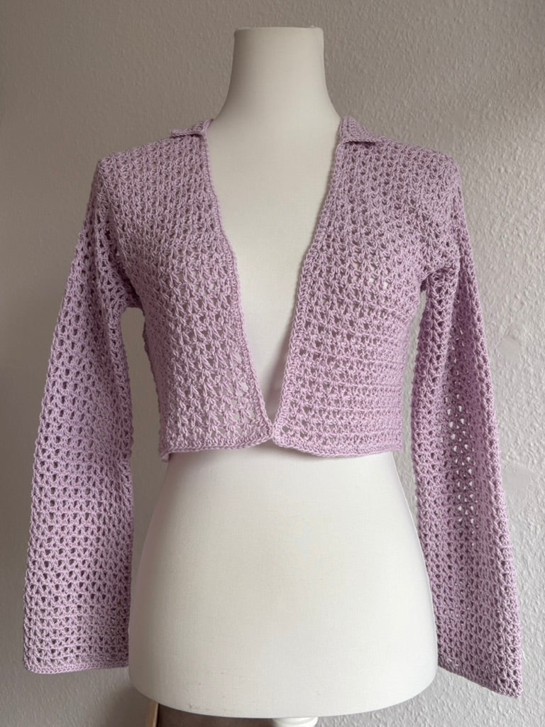 kurzer Cardigan gehäkelt // handgemachte Jackse Flieder