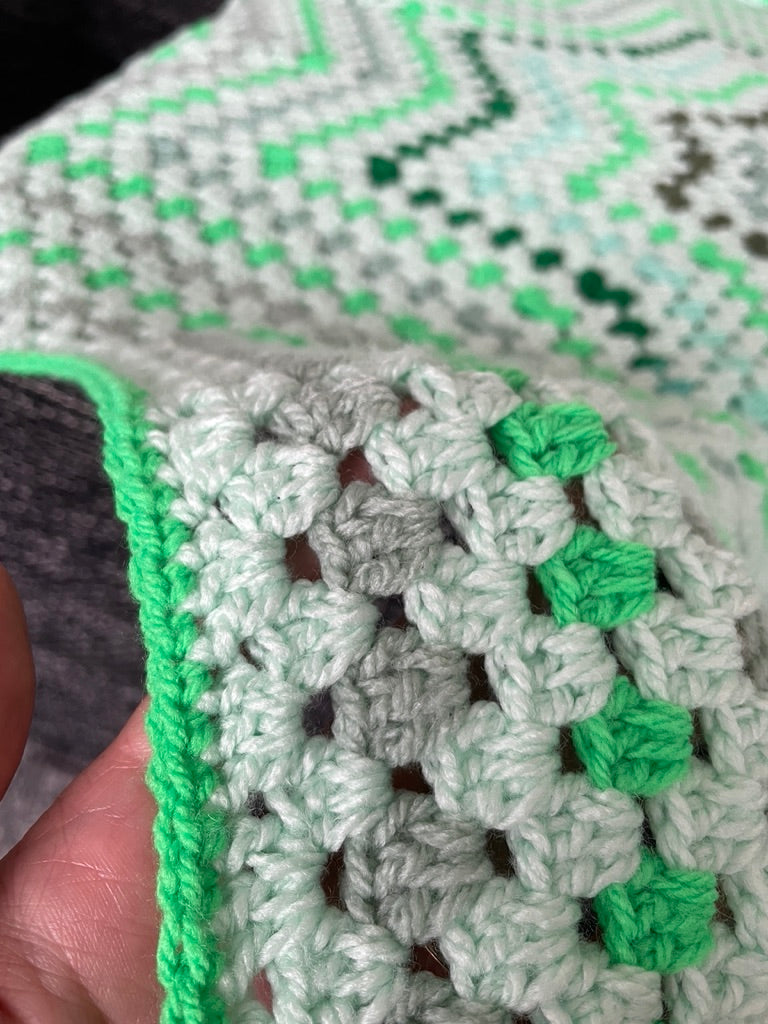 Gehäkelte Stern-Decke – 8 Zacken in Hellgrün | Granny-Stitch