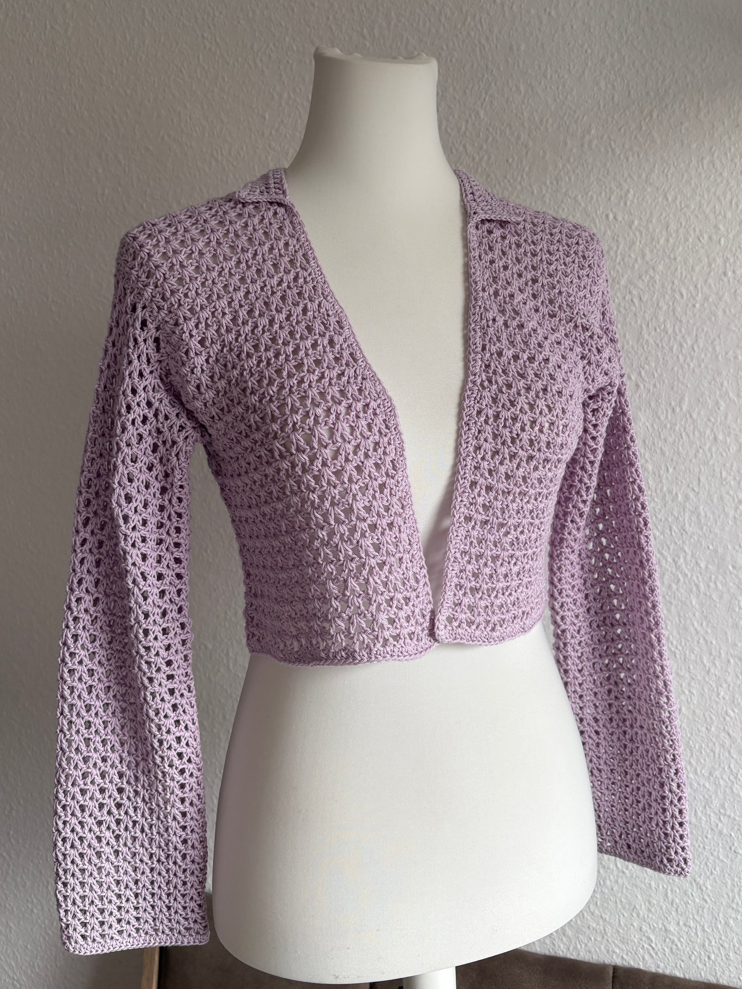kurzer Cardigan gehäkelt // handgemachte Jackse Flieder