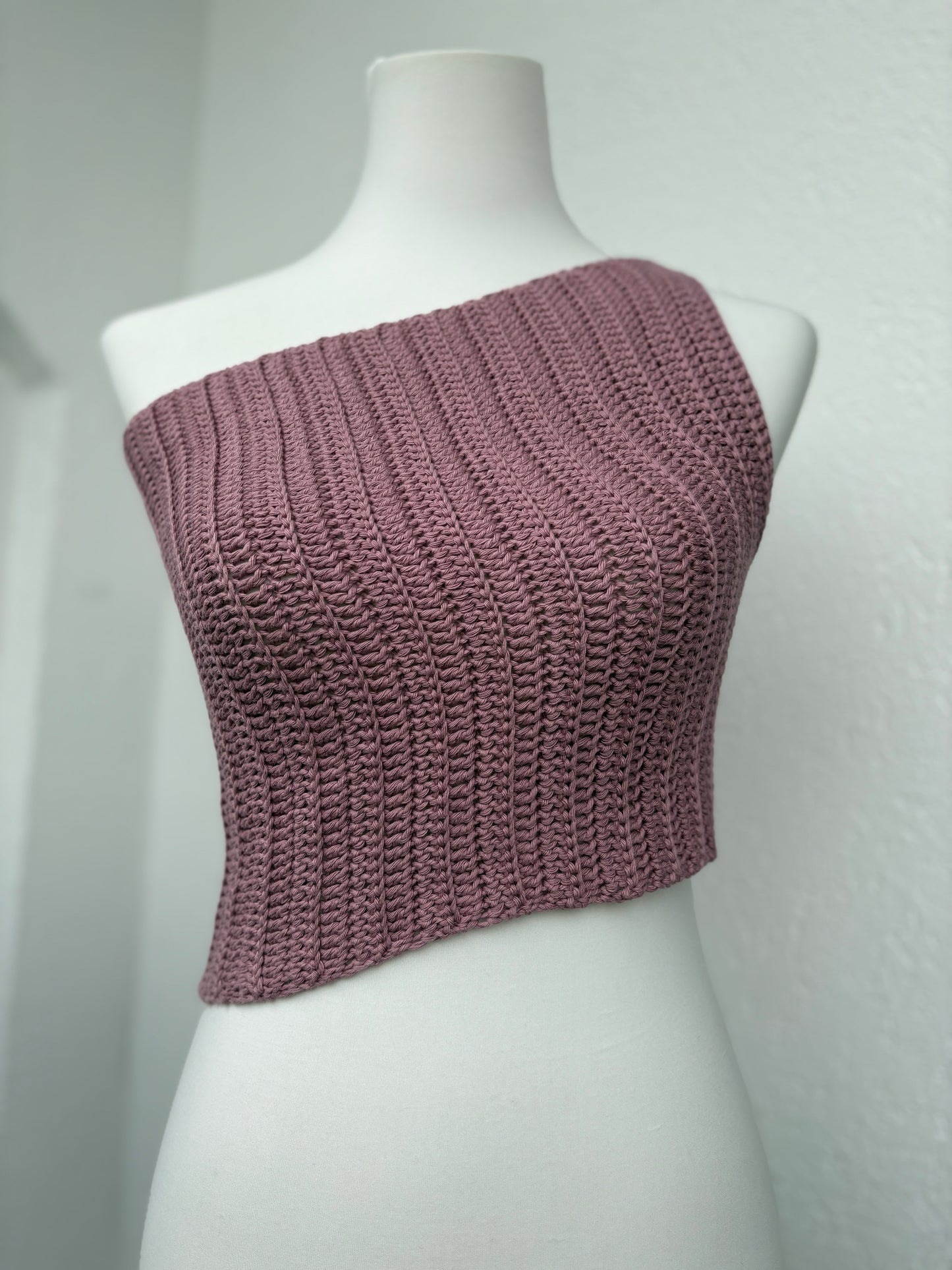 Asymmetrisches Häkel-Oberteil – Schulterfrei in Mauve | Größe S