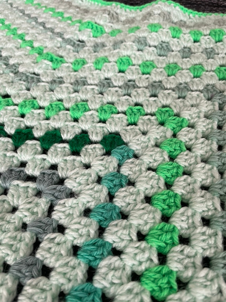 Gehäkelte Stern-Decke – 8 Zacken in Hellgrün | Granny-Stitch