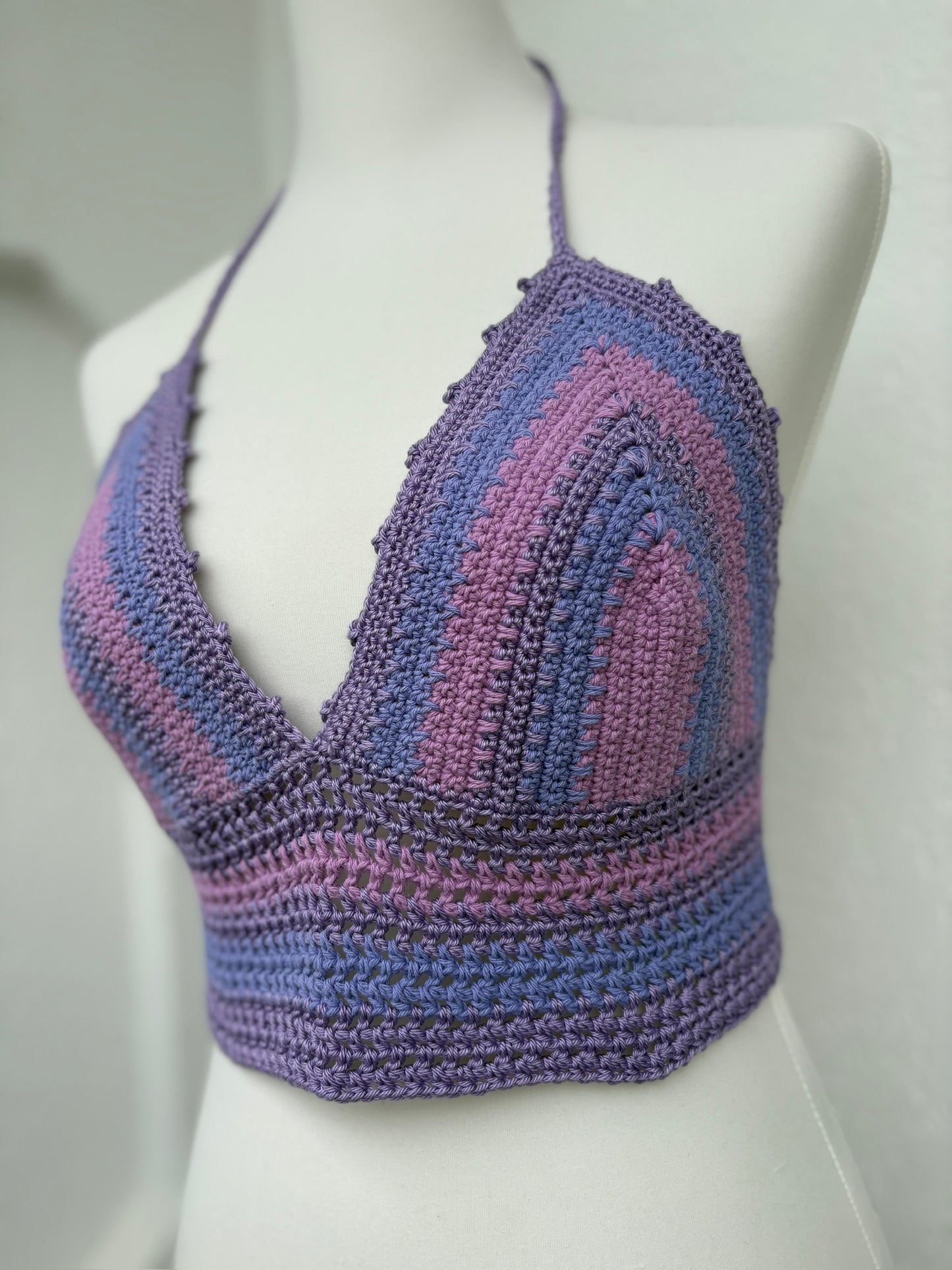 Häkel-Bralette Lila/Flieder – Feste Cups & Luftiger Netz-Body | Größe M