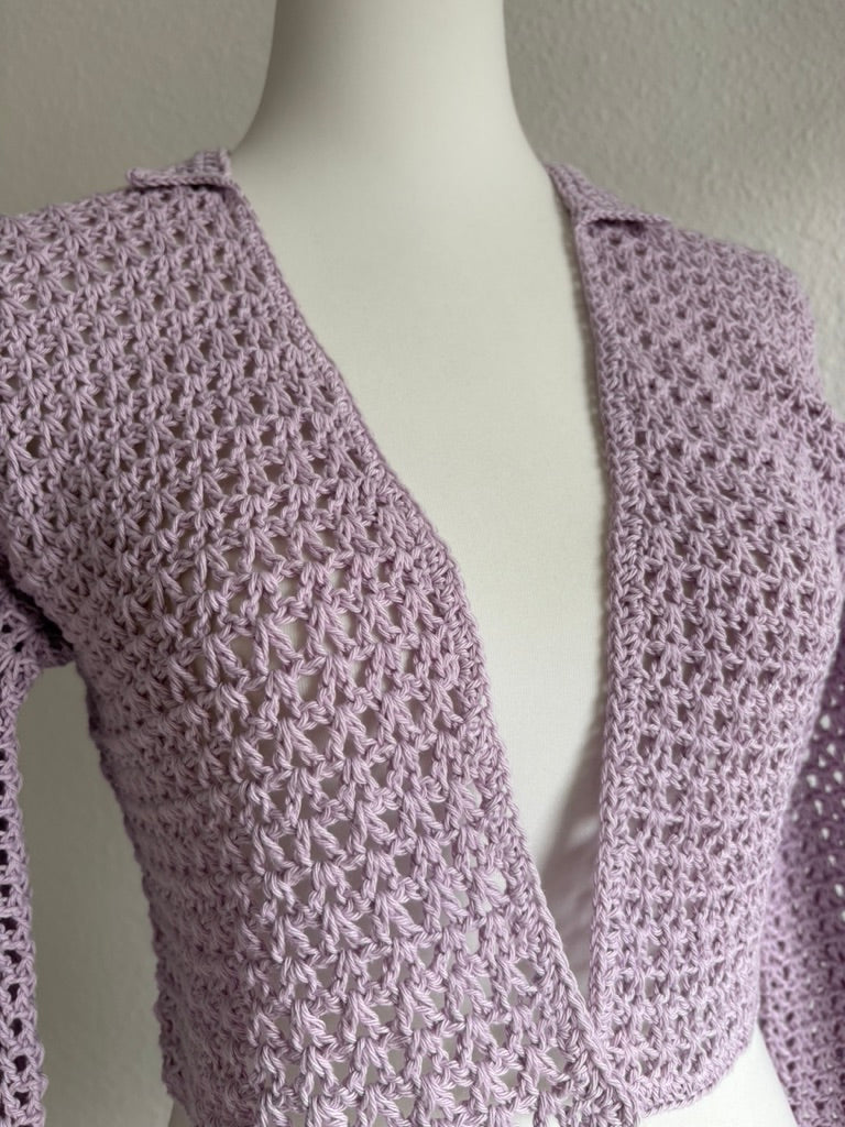 kurzer Cardigan gehäkelt // handgemachte Jackse Flieder