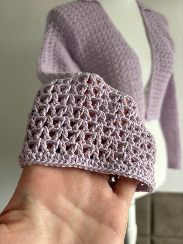 kurzer Cardigan gehäkelt // handgemachte Jackse Flieder