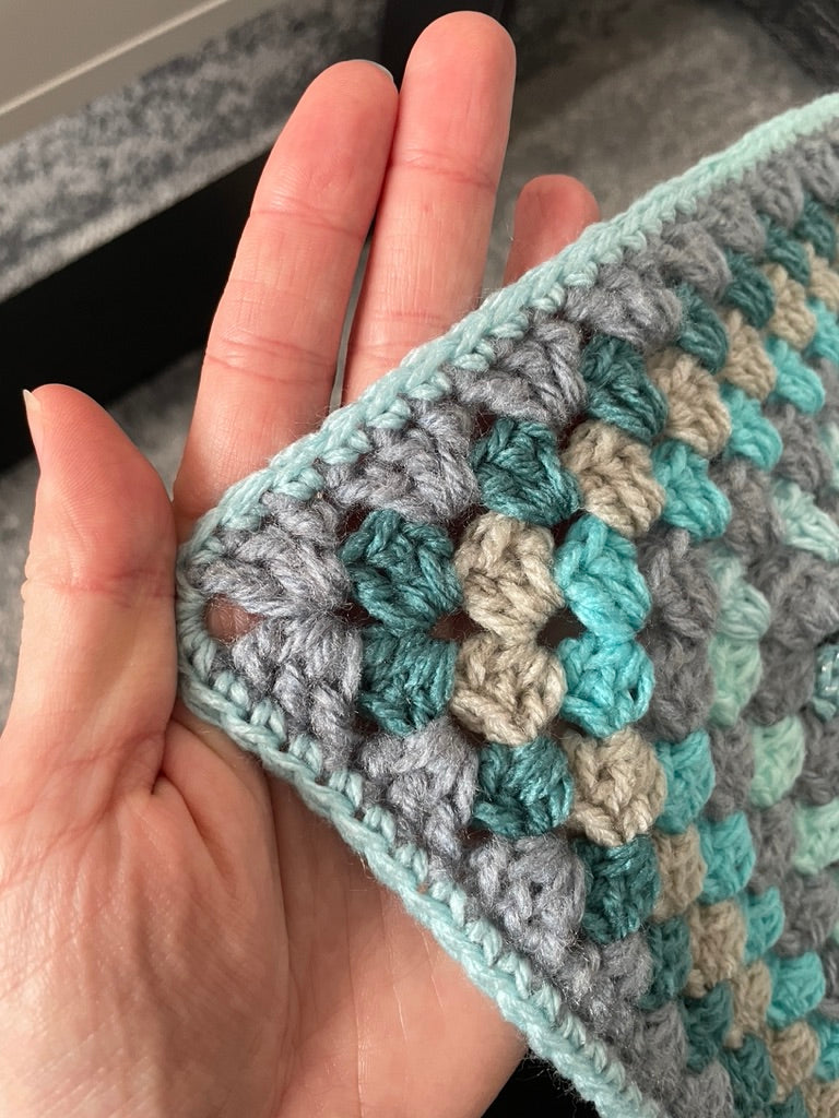 Gehäkelte Stern-Decke – 8 Zacken in Blau/Grau/Türkis | Granny-Stitch