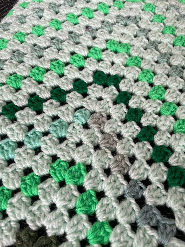 Gehäkelte Stern-Decke – 8 Zacken in Hellgrün | Granny-Stitch