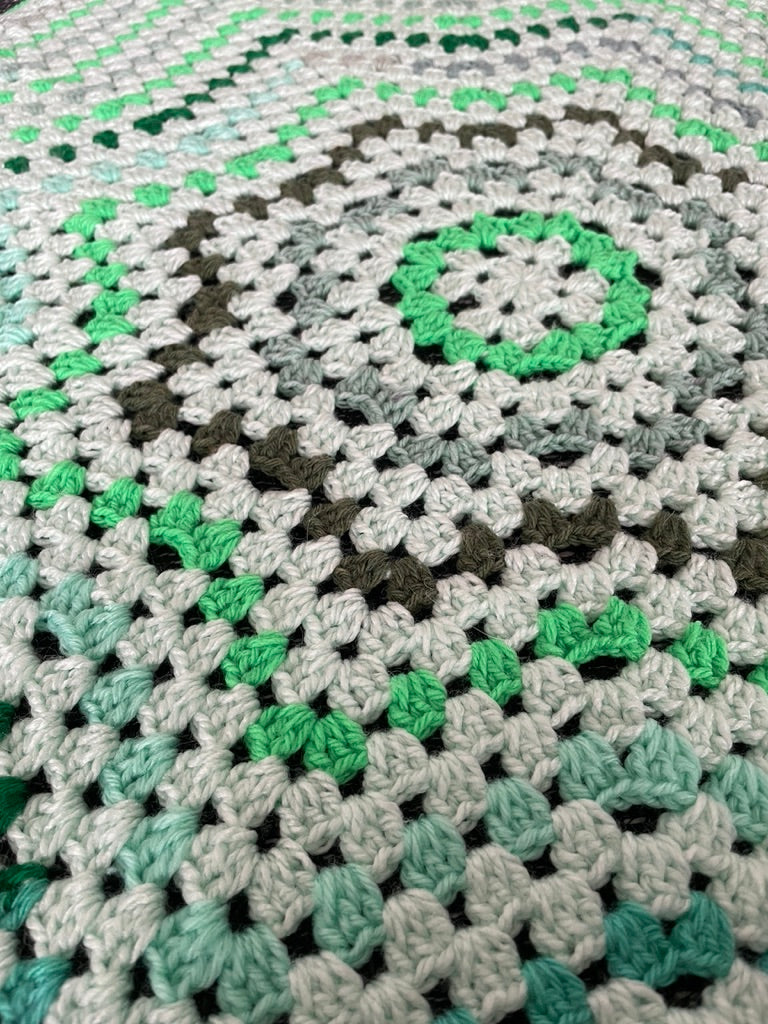 Gehäkelte Stern-Decke – 8 Zacken in Hellgrün | Granny-Stitch