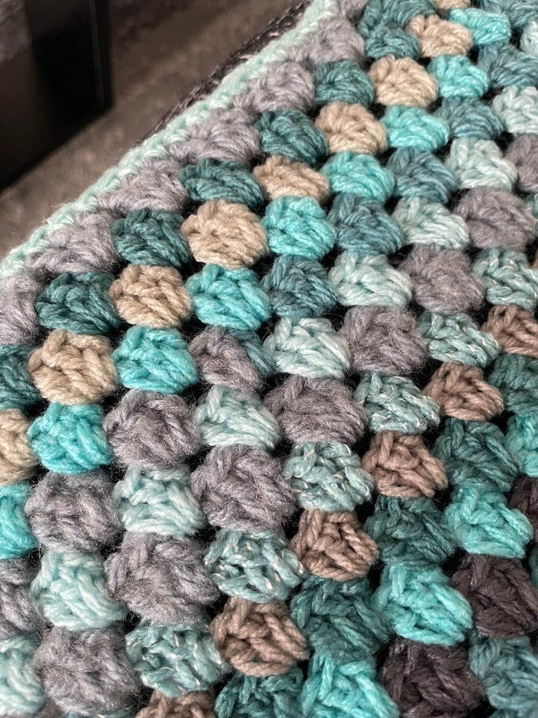 Gehäkelte Stern-Decke – 8 Zacken in Blau/Grau/Türkis | Granny-Stitch