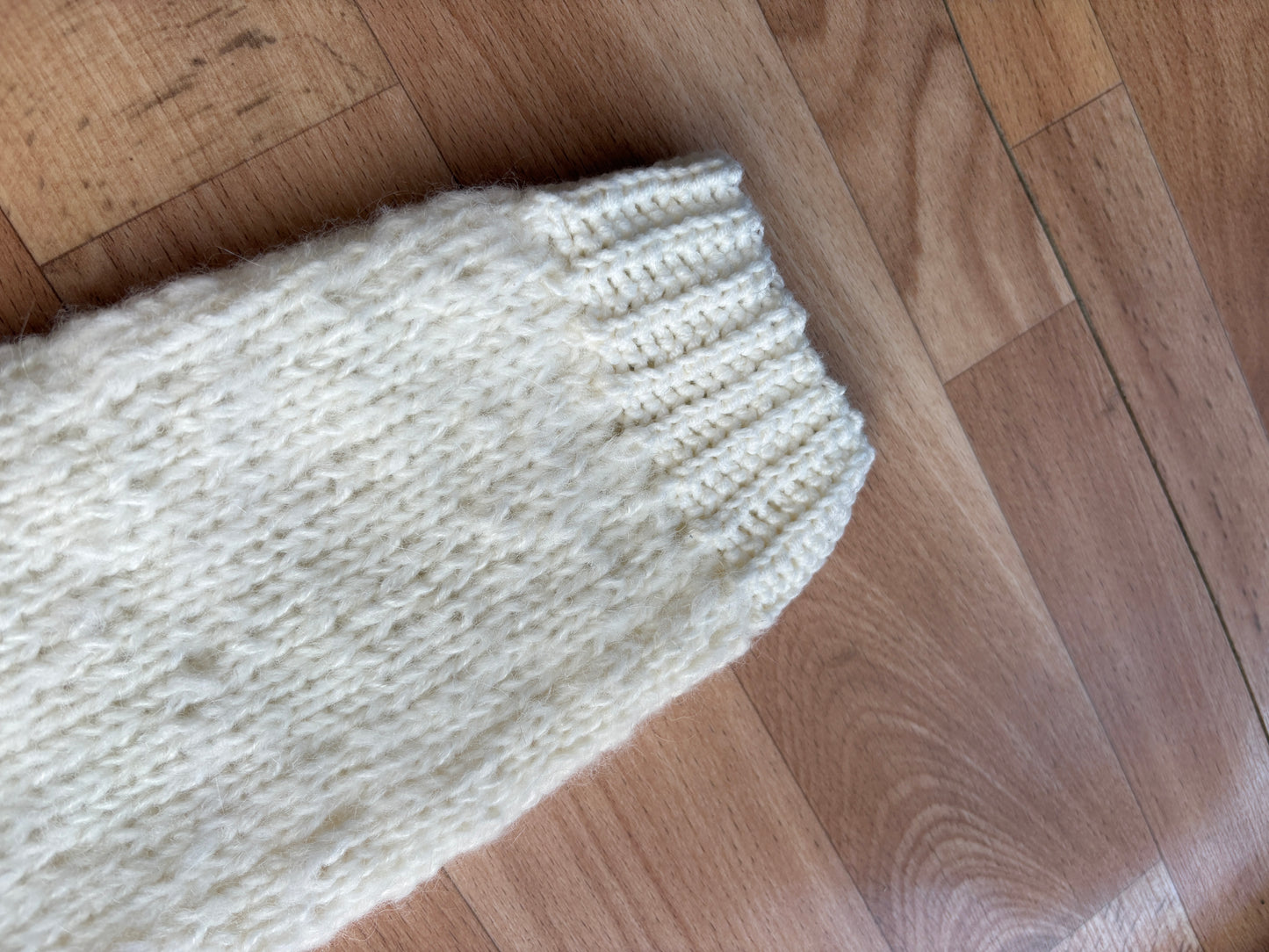 GRATIS: Projekt-Anleitung „Weißer Sweater“ – Flauschiger Mohair-Pulli (PDF)
