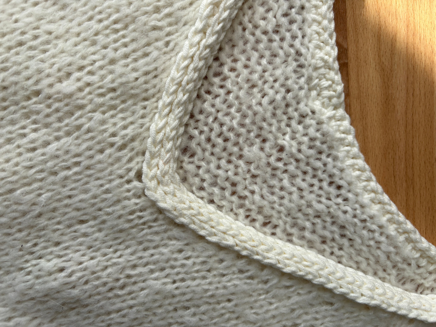 GRATIS: Projekt-Anleitung „Weißer Sweater“ – Flauschiger Mohair-Pulli (PDF)
