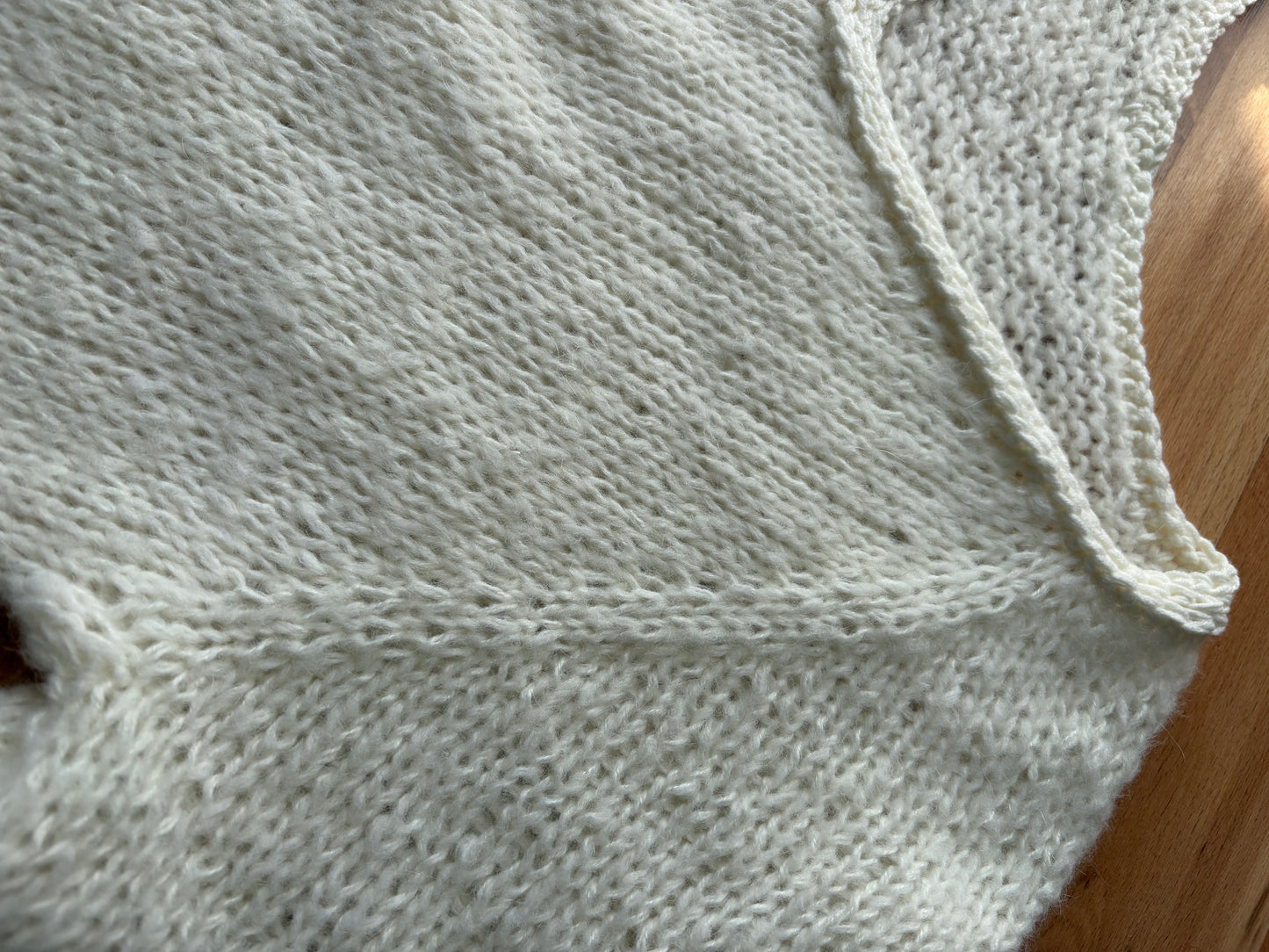 GRATIS: Projekt-Anleitung „Weißer Sweater“ – Flauschiger Mohair-Pulli (PDF)