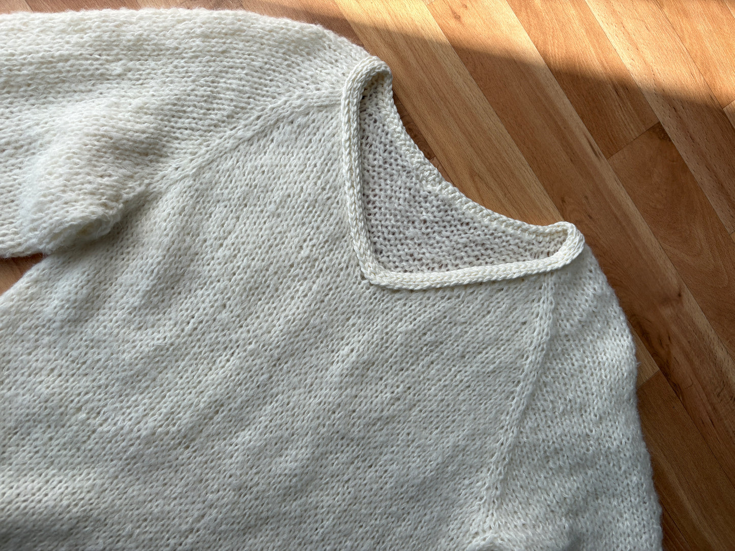 GRATIS: Projekt-Anleitung „Weißer Sweater“ – Flauschiger Mohair-Pulli (PDF)