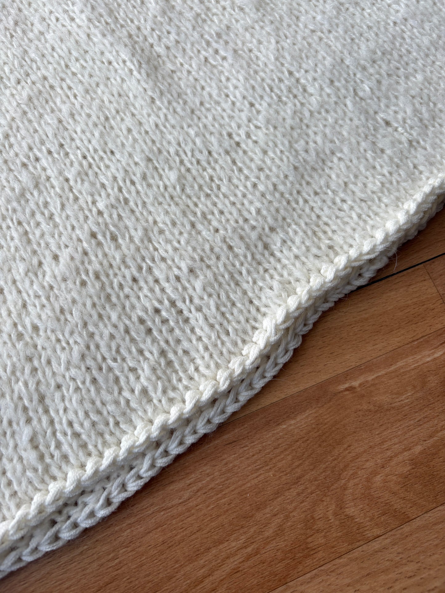 GRATIS: Projekt-Anleitung „Weißer Sweater“ – Flauschiger Mohair-Pulli (PDF)