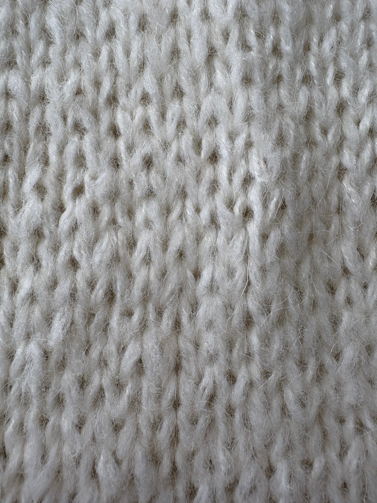 GRATIS: Projekt-Anleitung „Weißer Sweater“ – Flauschiger Mohair-Pulli (PDF)