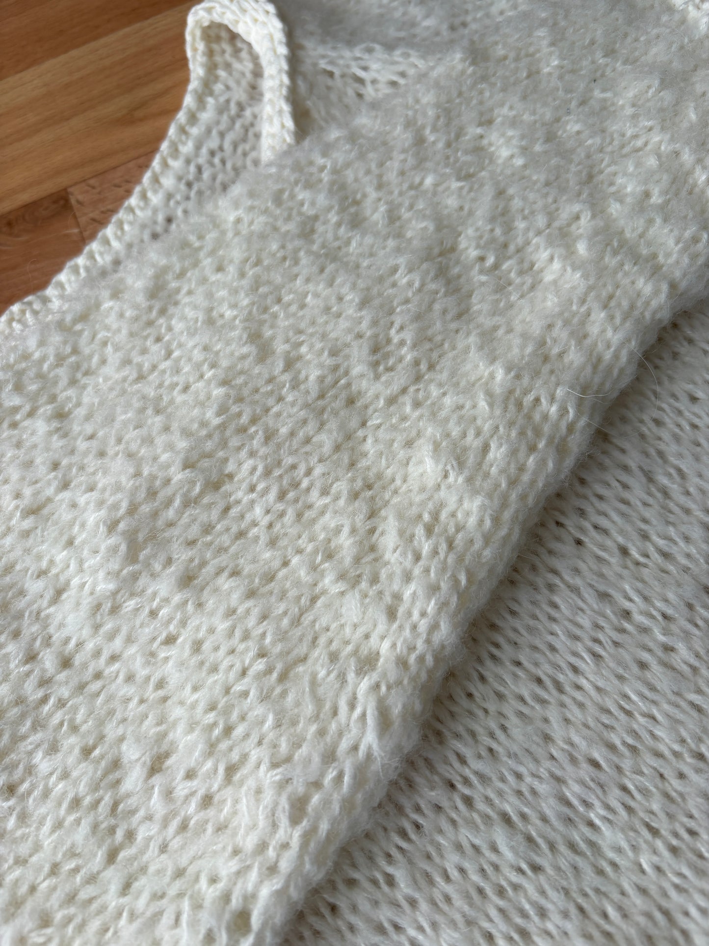 GRATIS: Projekt-Anleitung „Weißer Sweater“ – Flauschiger Mohair-Pulli (PDF)
