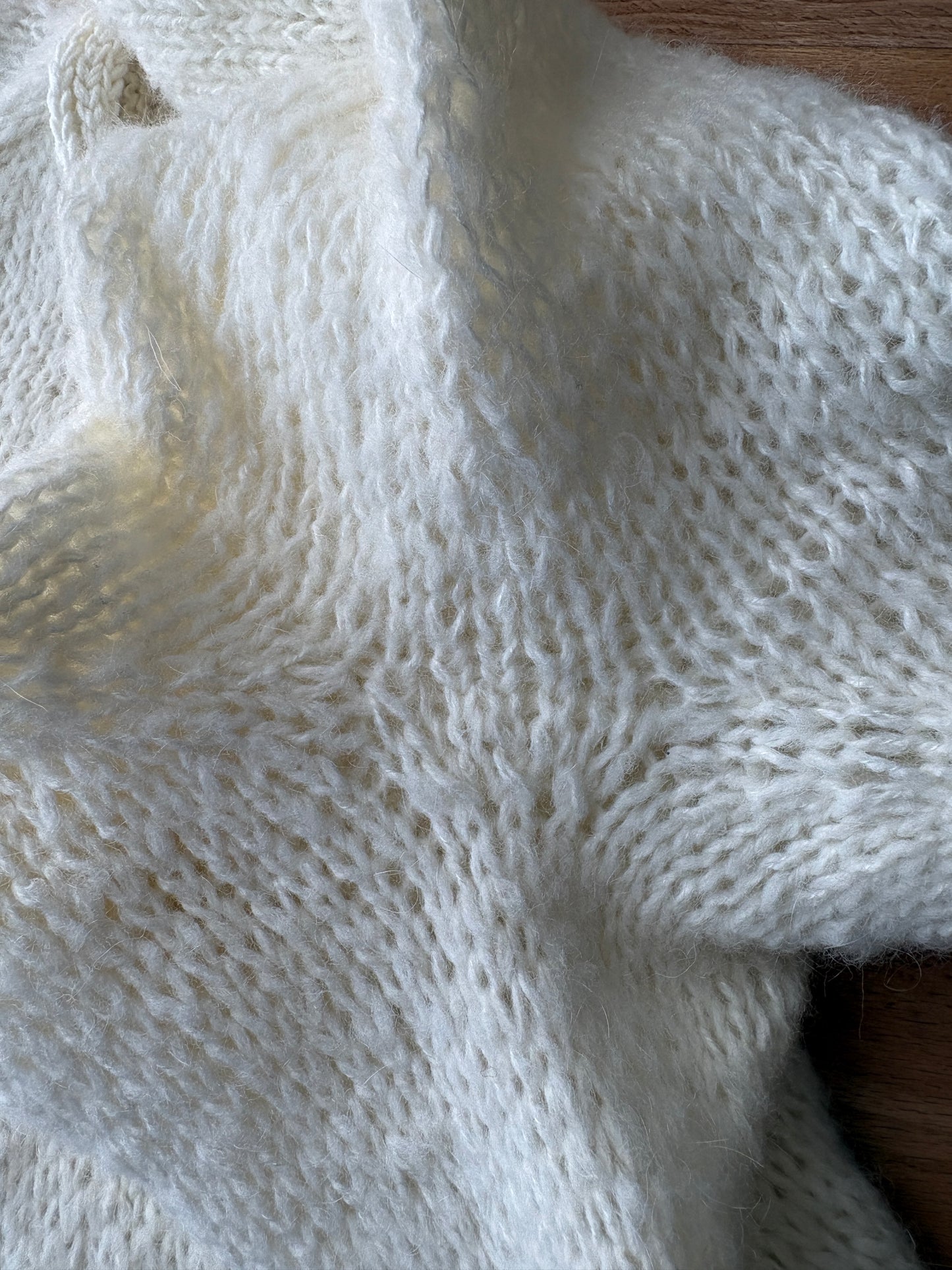 GRATIS: Projekt-Anleitung „Weißer Sweater“ – Flauschiger Mohair-Pulli (PDF)